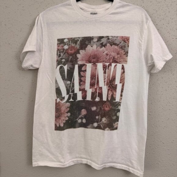 Camiseta Blanca con Estampado Floral (White Graphic Tee with Floral Print) - Picture 1 of 3